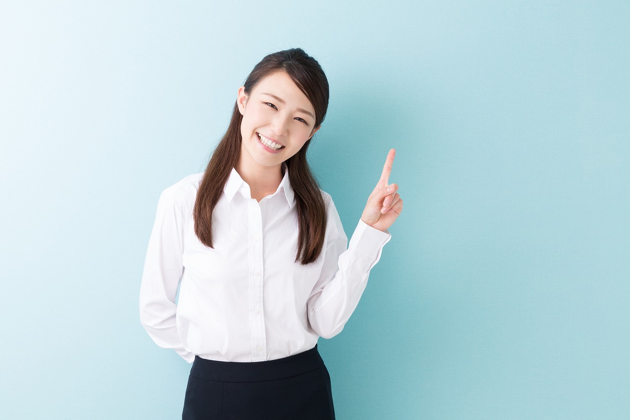 人差し指を出す女性