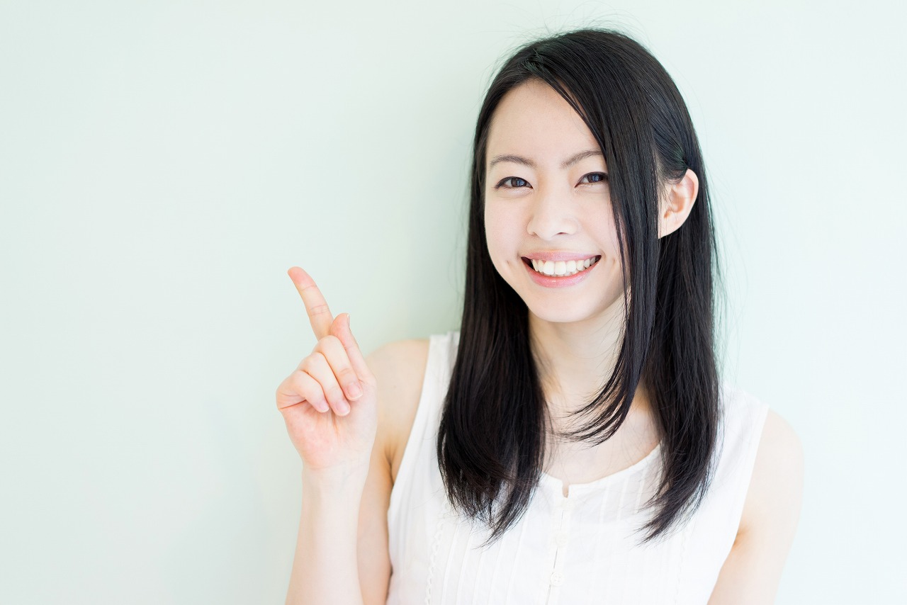 人差し指を出す女性